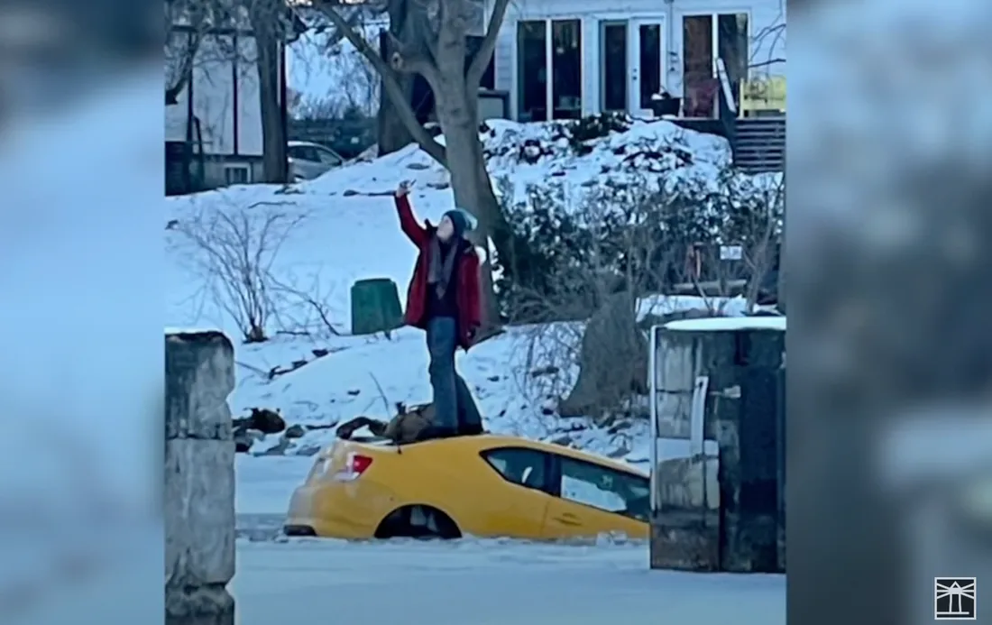 Elle prend un selfie pendant que sa voiture coule dans un lac gelé